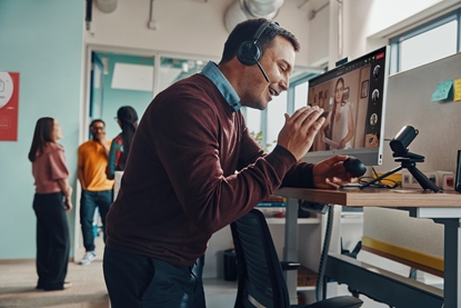 Picture of POLY Voyager Focus 2 Microsoft Teams Certified with charge stand Headset